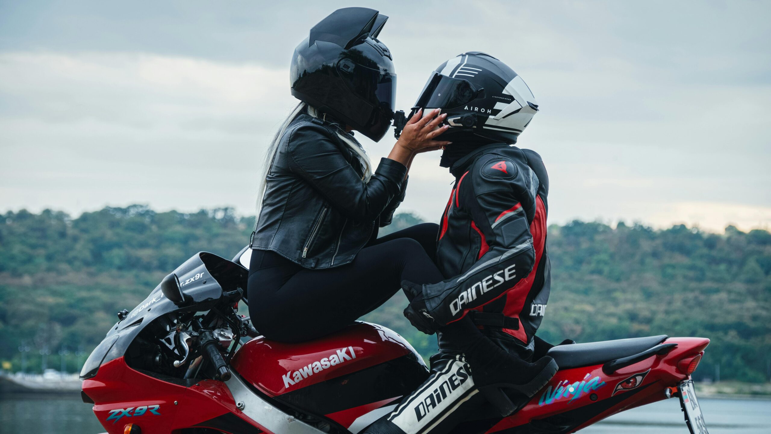 casco de moto con orejas