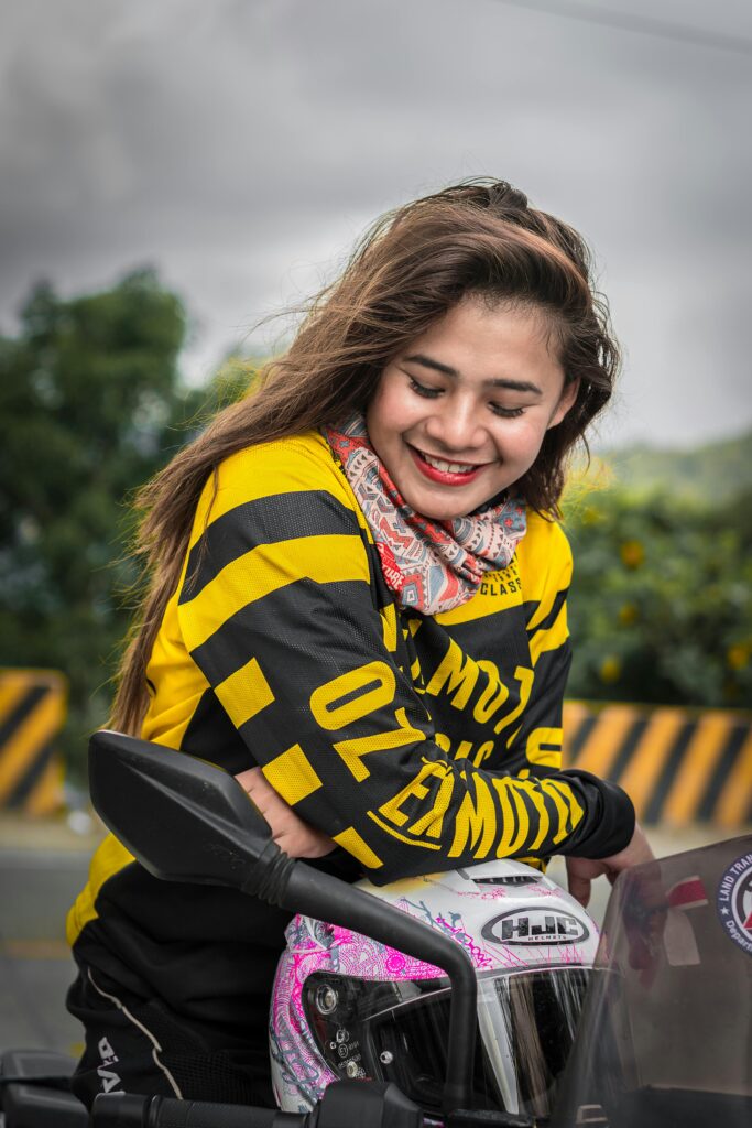 niña en moto