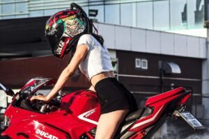 Cascos bonitos para mujeres moteras