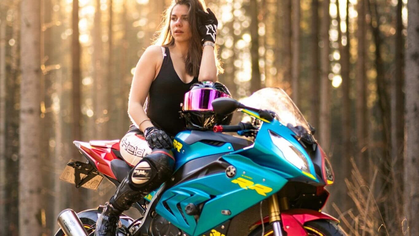 Estilo femenino en moto