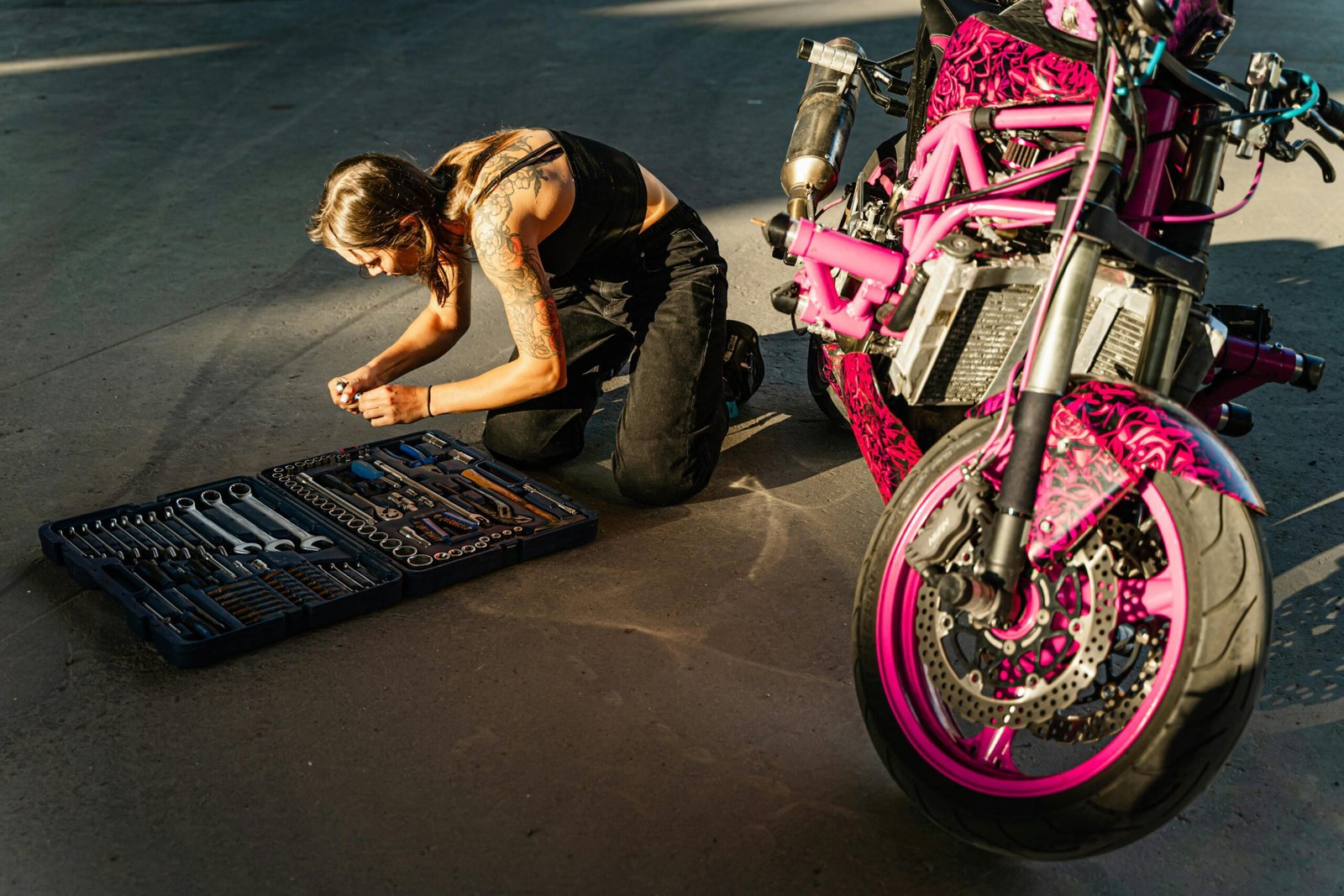 Aprende a combinar tu casco de moto LED con gadgets tecnológicos que mejoran tu seguridad y estilo. Auriculares, fundas, cargadores y más para mujeres moteras.